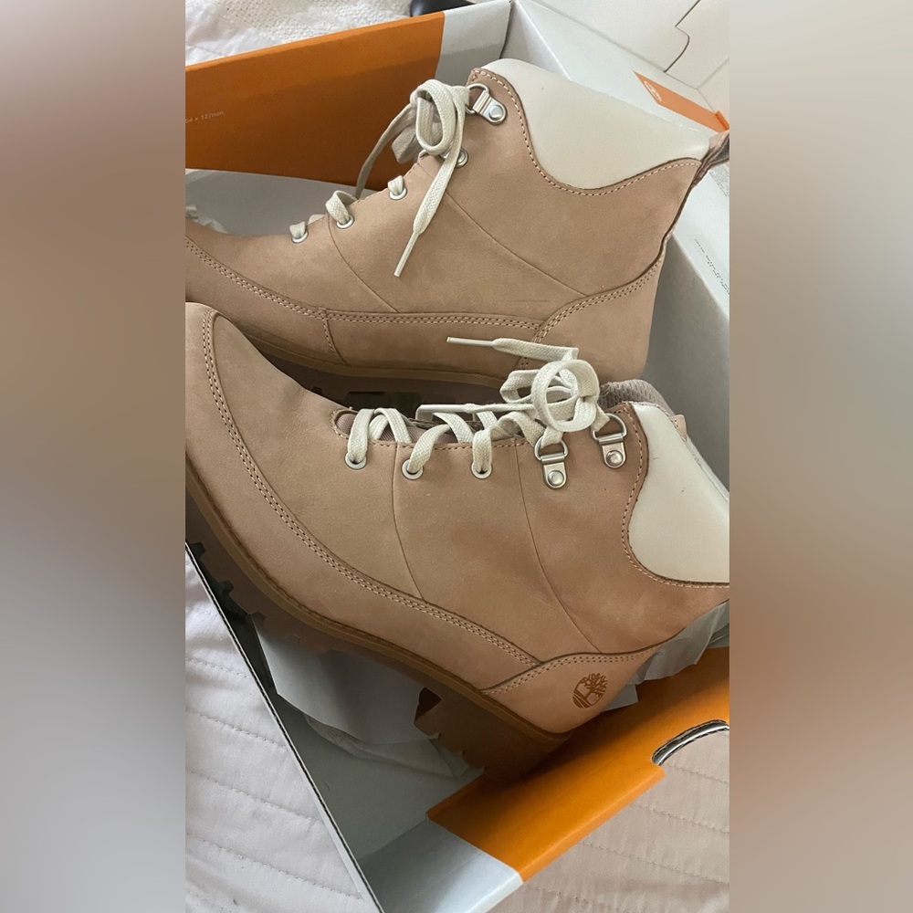 Timberland Women's mid Lace Up Boots in Tan and Cream